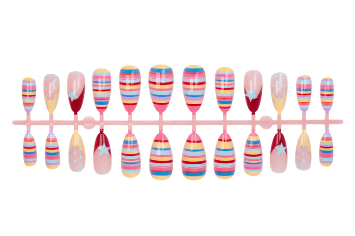 Kunstnagelset mit bunten Streifen und kreativen Designs Karnz