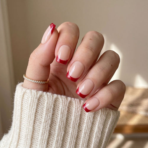 Französische Tip-Nagelkunst mit eleganten roten Akzenten Karnz