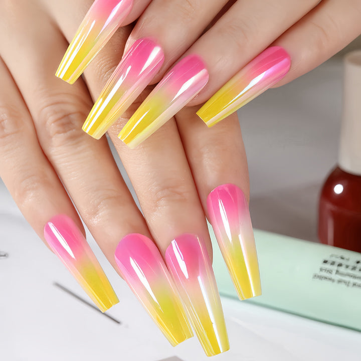 Künstliche Nagelspitzen im modernen Ombre-Design Karnz