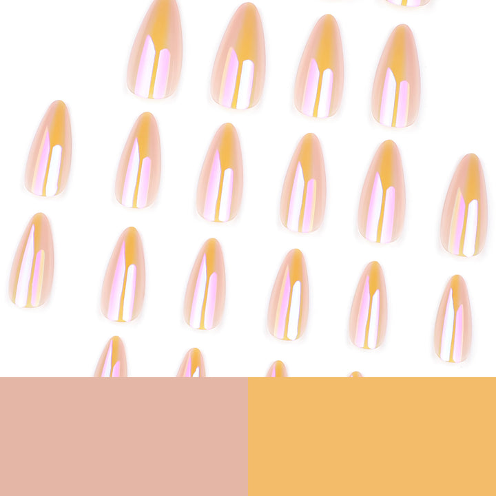 Stylische und schimmernde Nagelverlängerungen Karnz