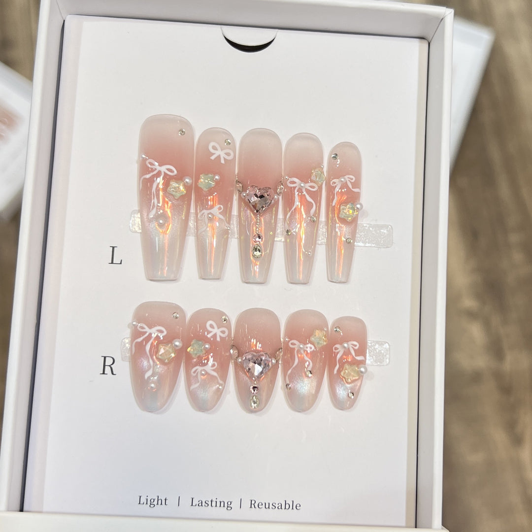 Elegantes Press-On Nagelkunstset mit schickem Band und Edelsteinen Akzenten Karnz
