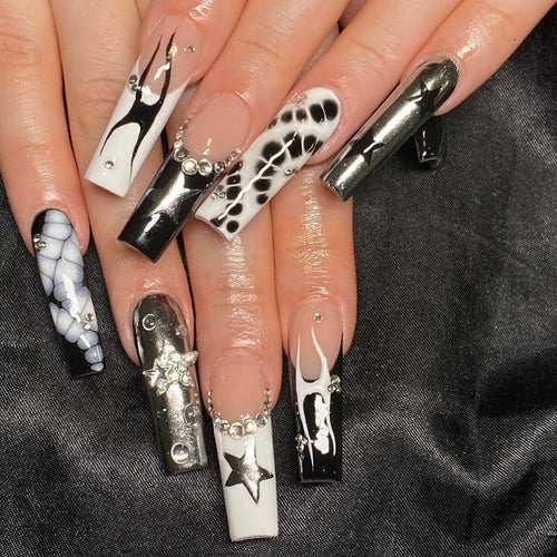 Kunstnagelset mit Glamour-Akzenten Karnz