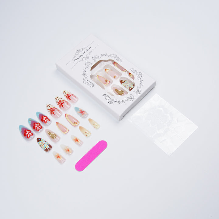 Kunstnagelset mit floralen Akzenten Karnz