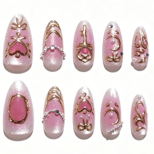 Kunstnagelset mit romantischen Verzierungen Karnz