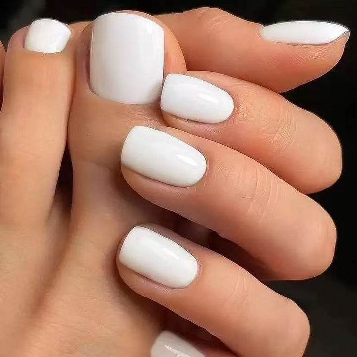 Kunstnagelset mit Hochglanz-Finish und kurzem Design Karnz