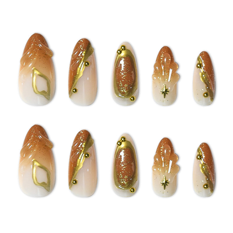 Luxuriöses Press-On-Nagelset mit kunstvollen goldenen Details Karnz