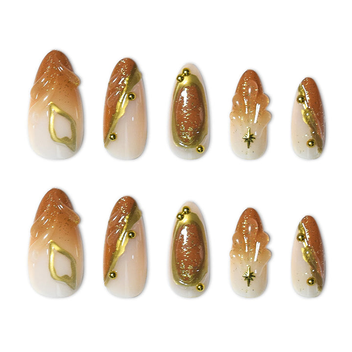 Luxuriöses Press-On-Nagelset mit kunstvollen goldenen Details Karnz