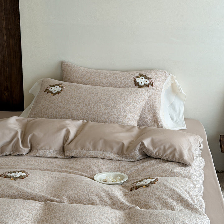 Romantisches Baumwollsatin-Bettwäsche-Set mit Häkelblüten-Applikation und Rüschensaum