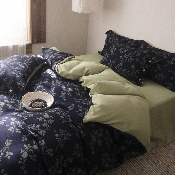 Wendbares Premium-Bettbezug-Set aus Baumwollsatin mit botanischem Allover-Print und kontrastierter Rückseite