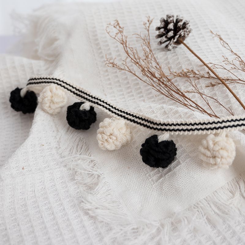 Dekorative Bordüre mit Pompons Karnz