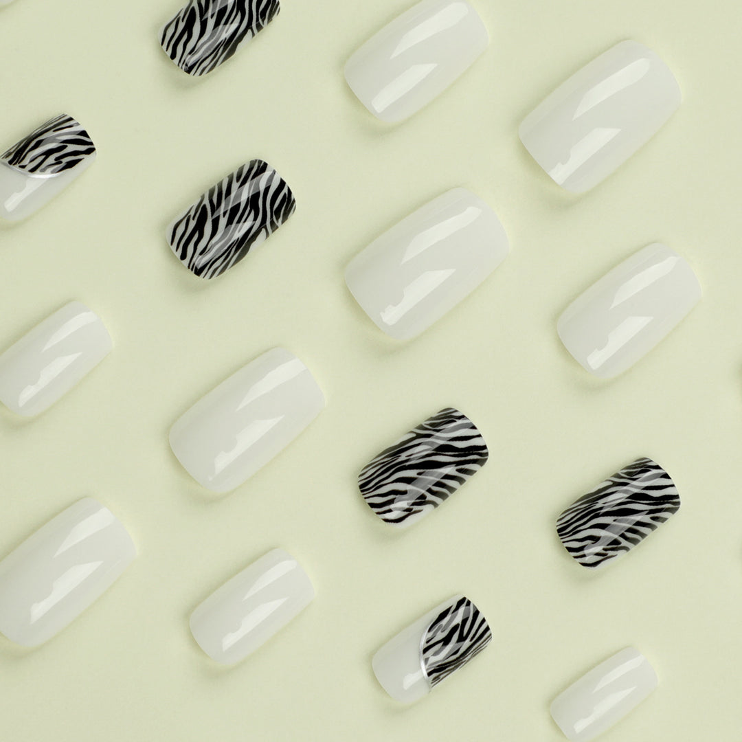 Kunstvolle Nagelverlängerungen mit stilvollem Zebra-Muster Karnz