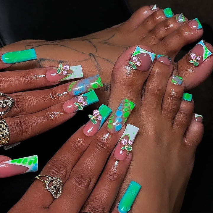 Kunstvolle Nagelverlängerung mit Glitzerakzenten Karnz