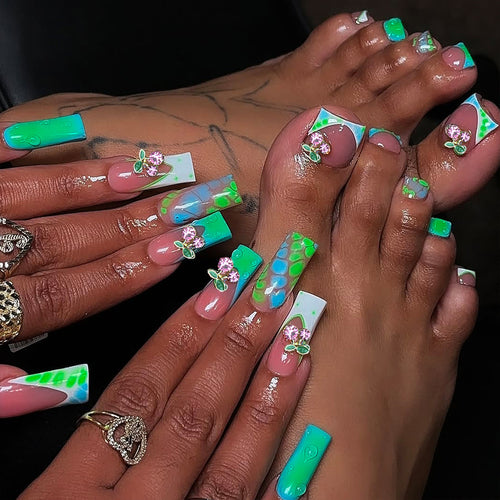 Kunstvolle Nagelverlängerung mit Glitzerakzenten Karnz
