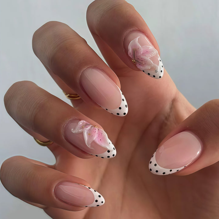 Elegantly gestaltete florale begleitete Stiletto-Nagelkunstverlängerungen Karnz