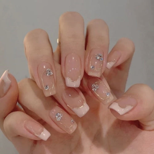 Elegante Designer Press-On Nagelkunst Karnz