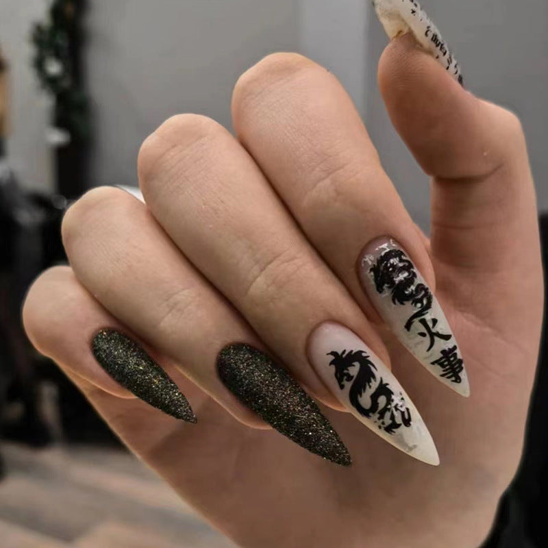 Nagelkunst mit Herz- und Lippenmotiven Karnz