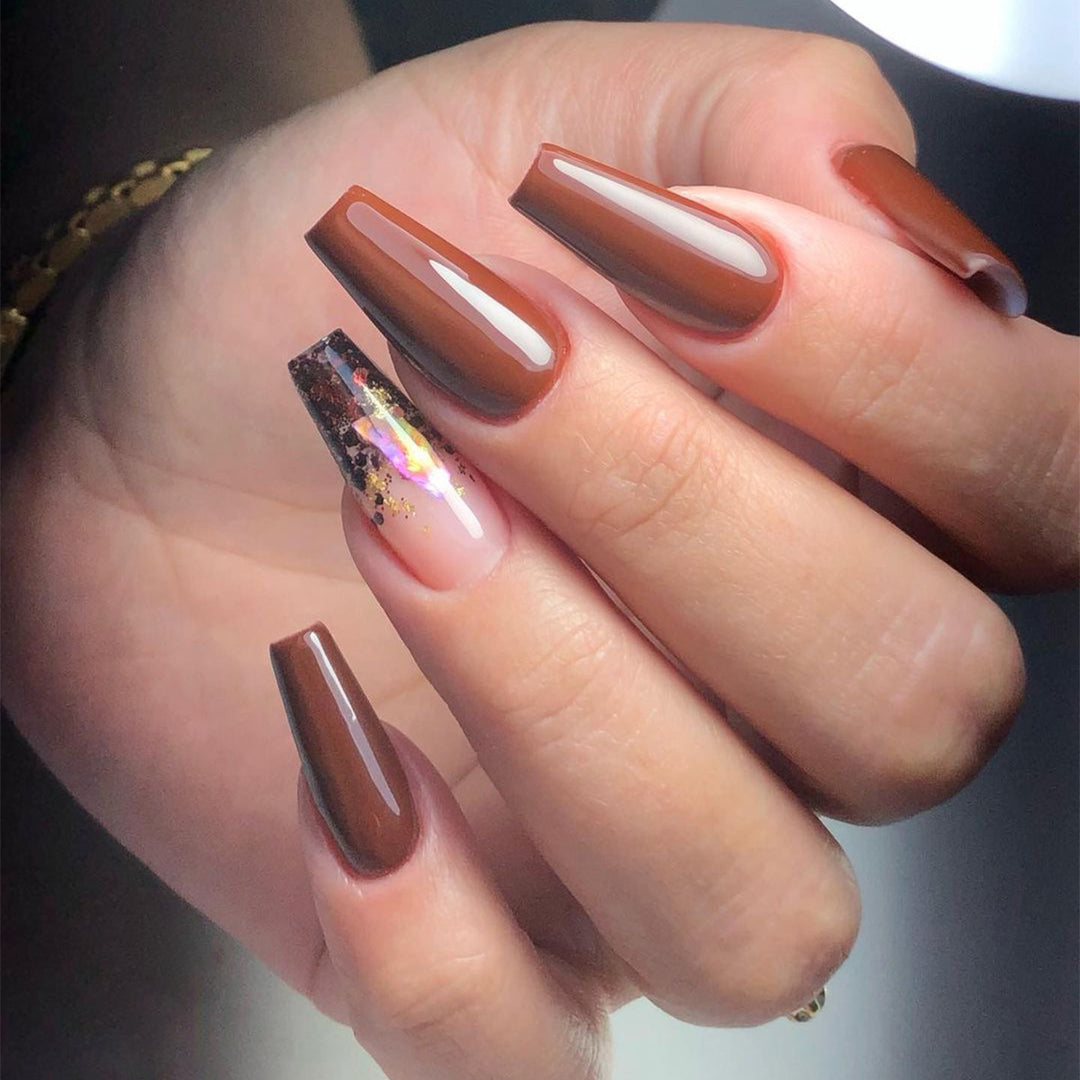 Künstliche Acryl-Nägel mit eleganten Glitzerakzenten und kreativen Designs Karnz