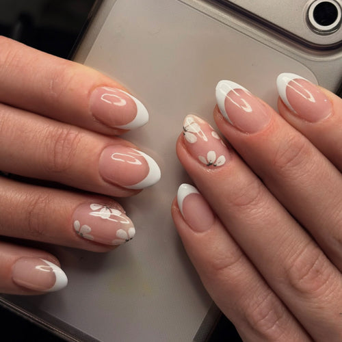Kunstvoll verzierte Nagelkunst Karnz