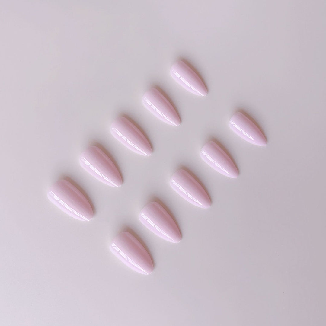 Kunstnagelset mit eleganten, spitzen und hochglänzenden Nägeln Karnz