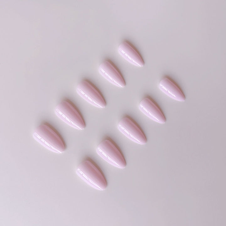 Kunstnagelset mit eleganten, spitzen und hochglänzenden Nägeln Karnz