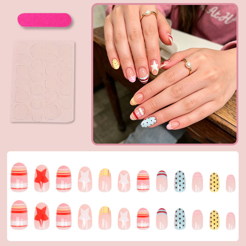 Kunstnagelset mit fröhlichen Mustern Karnz