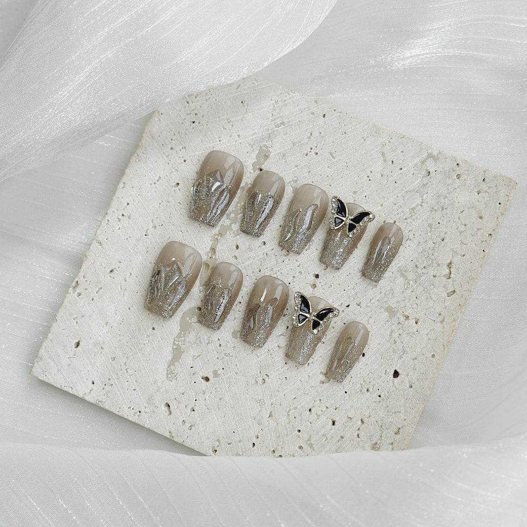Blumen- und Schmetterlings-verzierte Press-On Nagelset