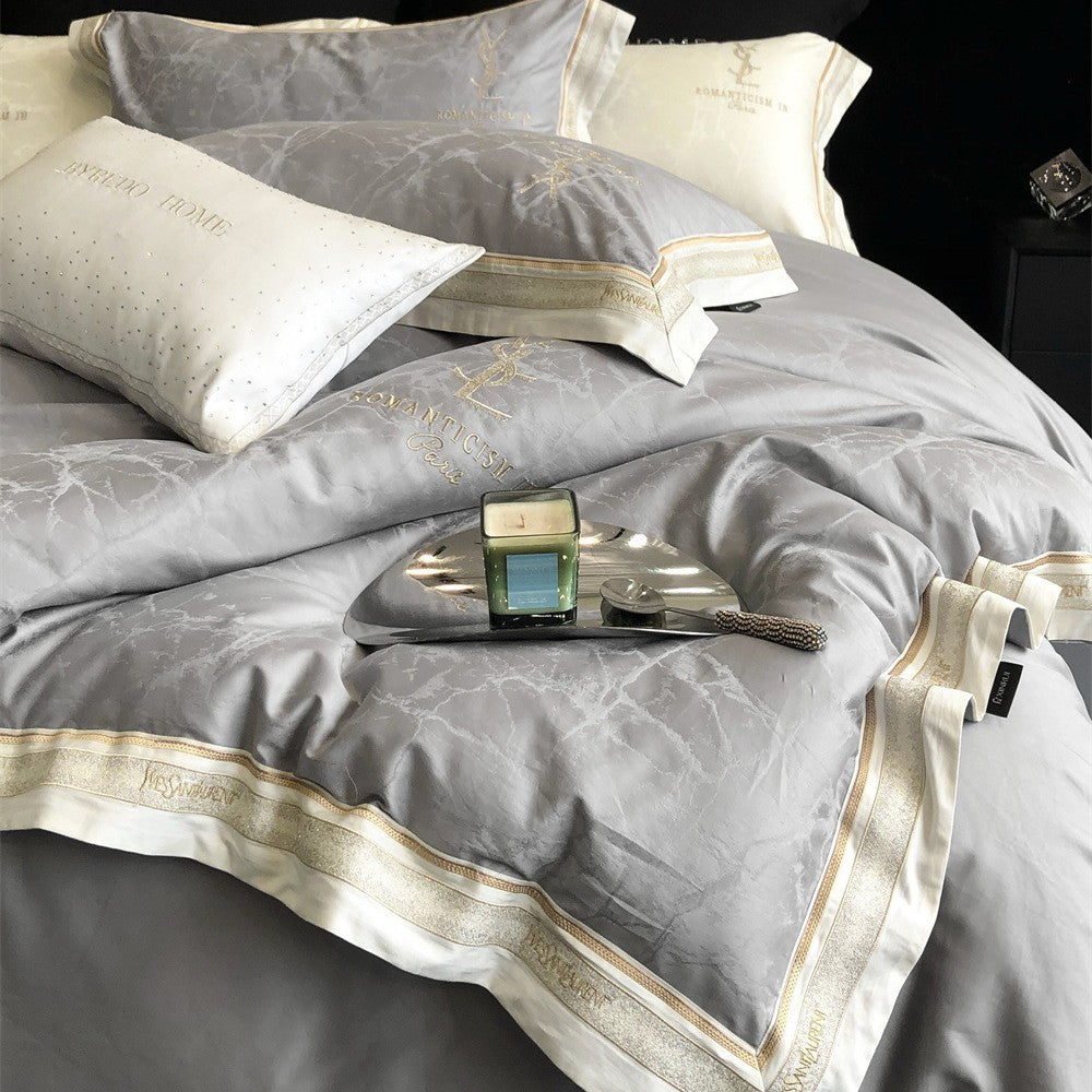 Luxuriöses Satin-Bettwäsche-Set mit dezenter Marmorstruktur und goldener Stickbordüre