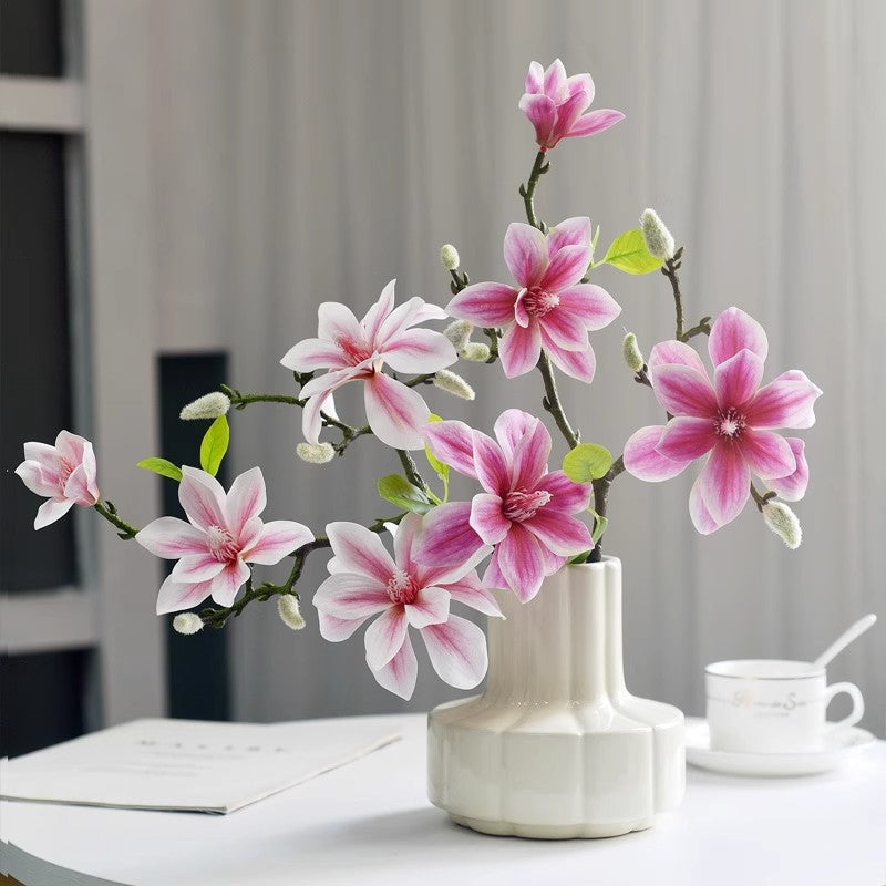 Lebensechte Magnolienblütenanordnung