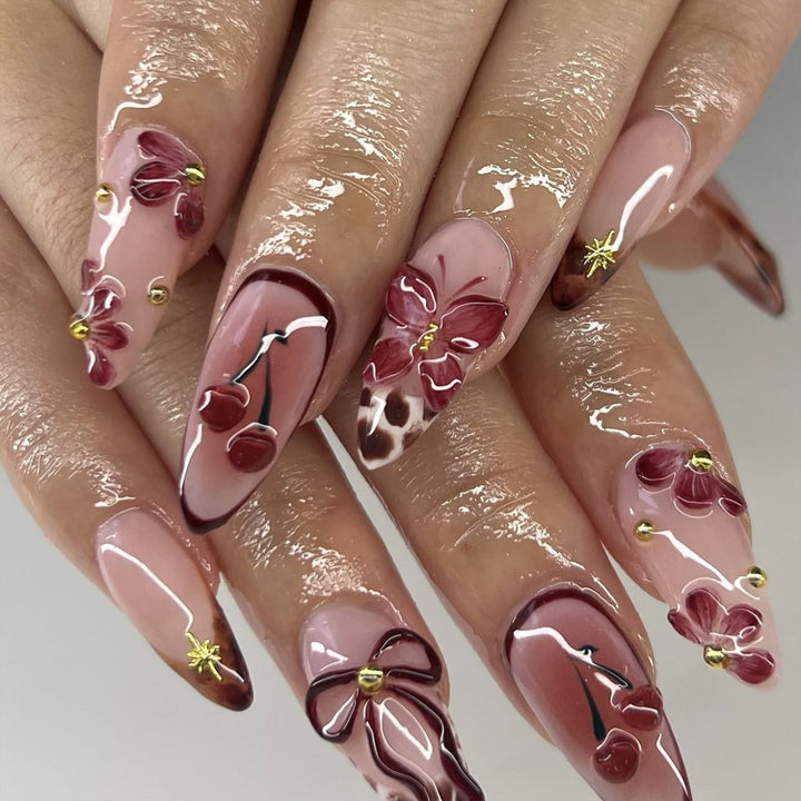 Kunstvolle Nagelverlängerungen mit floralen Akzenten Karnz