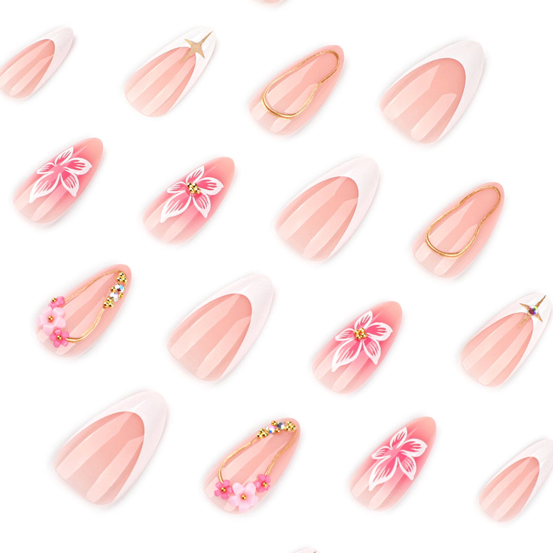Kunstvolle Nagelverlängerungen mit floralen Akzenten Karnz