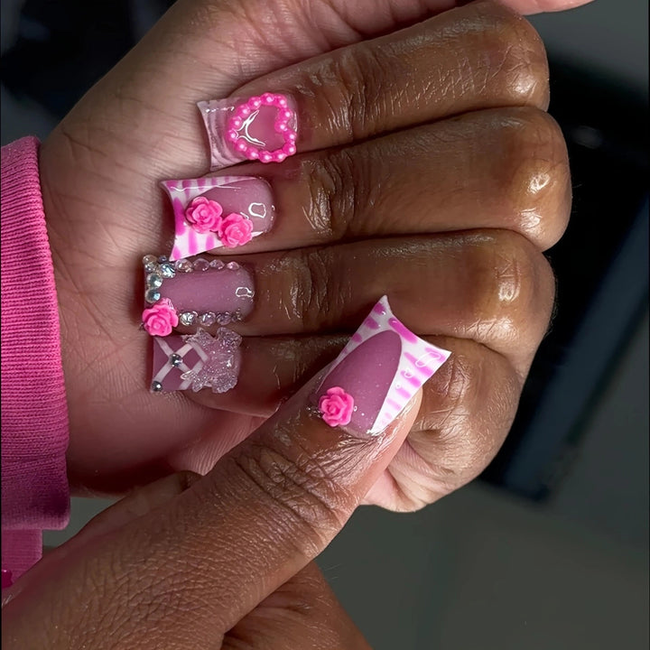 Glamouröse dekorative Nagelverbesserungen Karnz