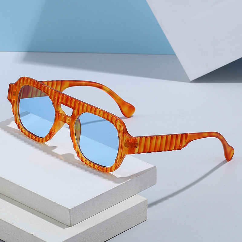 Damen modische Sonnenbrille im futuristischen Design mit strukturiertem Rahmen Karnz