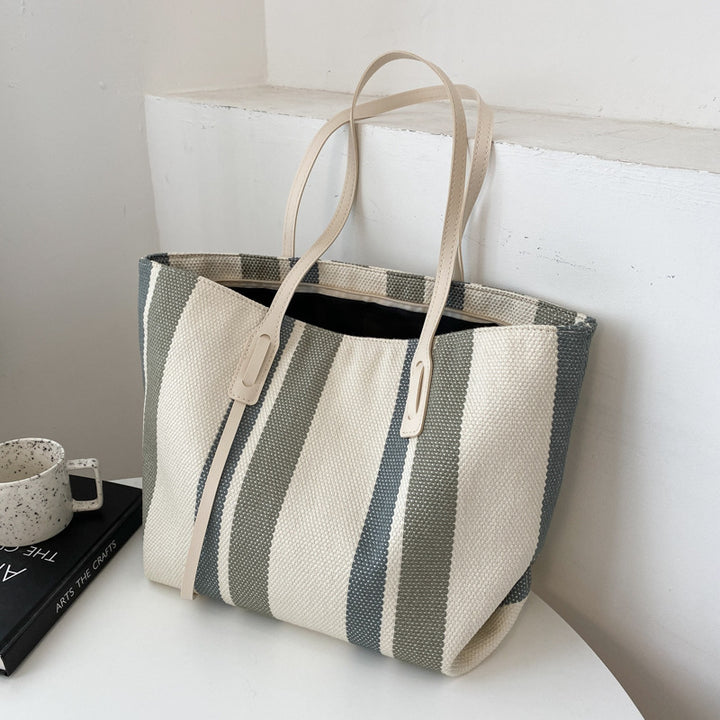 Stylische gestreifte Tragetasche