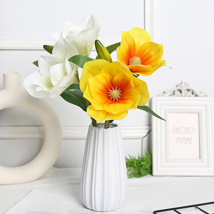 Elegantes Magnolien-Blumenarrangement für die Wohnkultur