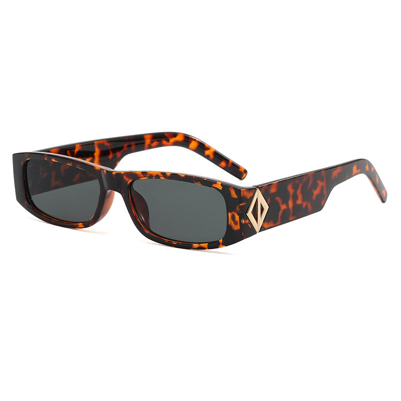Damen modische rechteckige Sonnenbrille mit stilvollem Metallapplikation Karnz