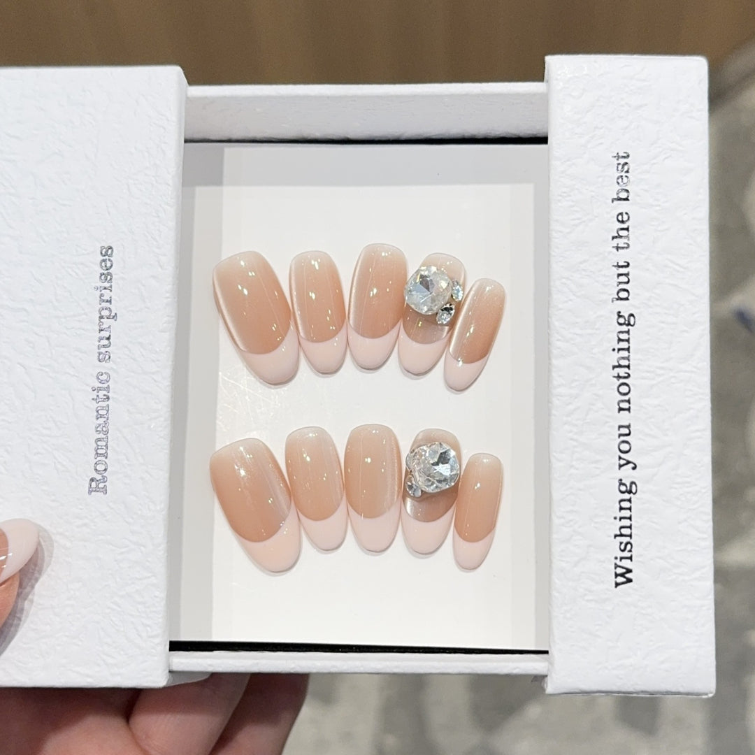Kunstnagelspitzen mit Eleganten Strassakzenten Karnz