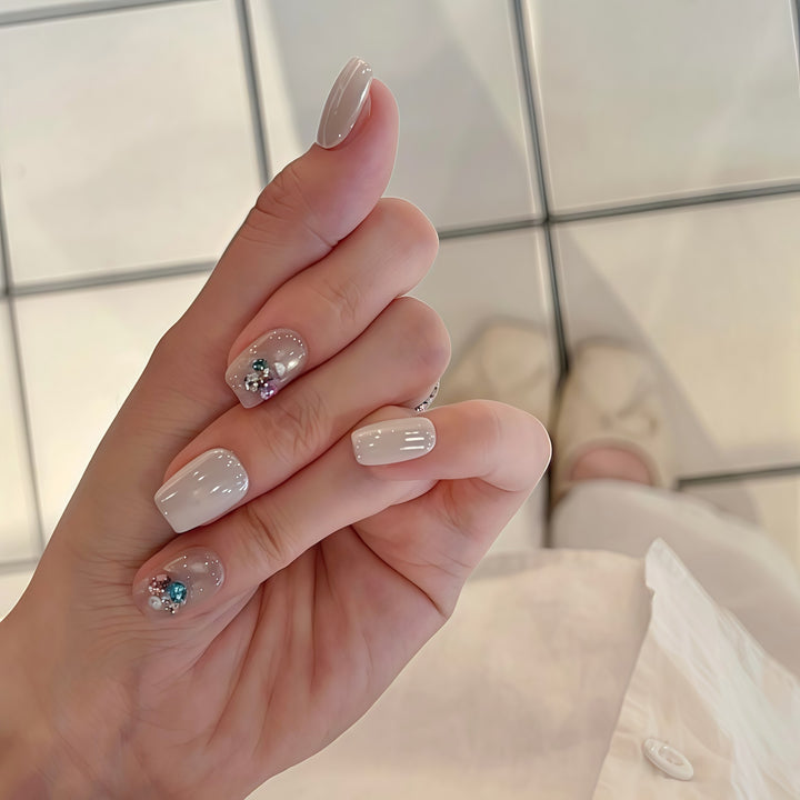 Kunstnägel mit Eleganten Schmuckakzenten Karnz