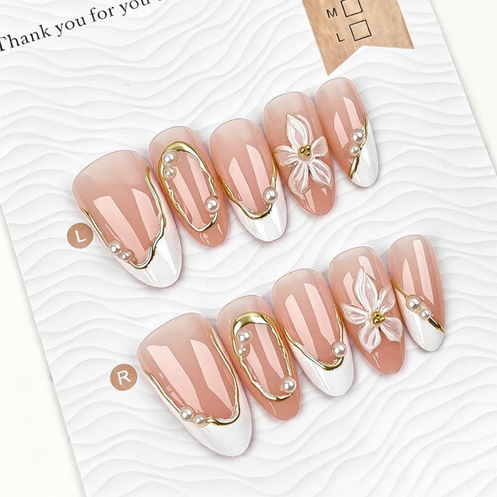 Kunstvolle Nagelspitzen mit elegantem Perlendesign Karnz
