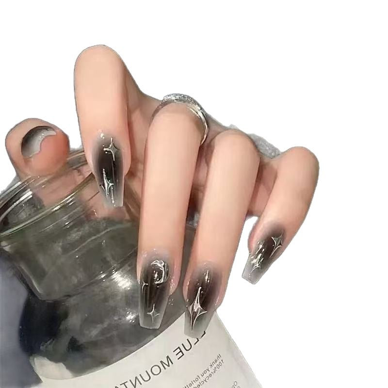Glamouröse Kunstnägel mit Strassdetails Karnz