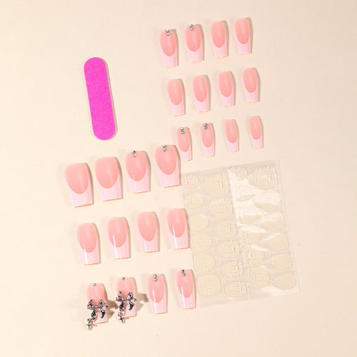 Elegantly gestaltete French Tip Acryl-Nagelkunst Karnz