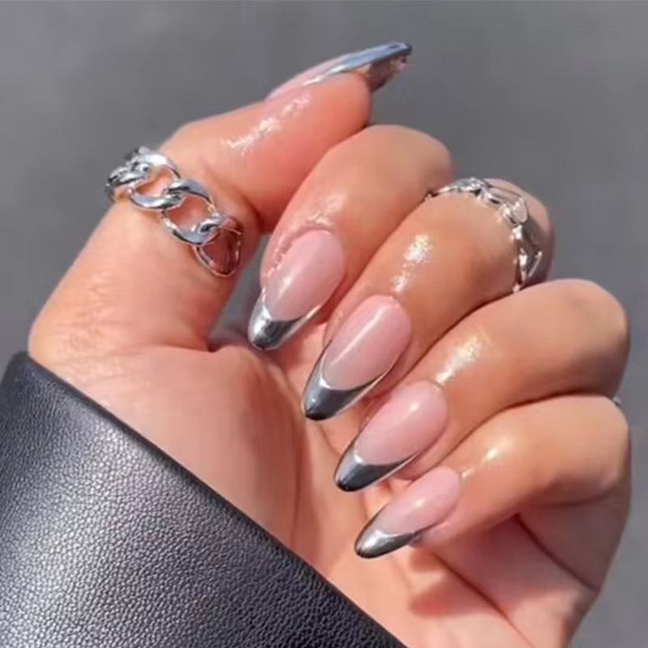 Glänzendes Stiletto Druck-Nagel-Set mit Silber-Akzenten Karnz