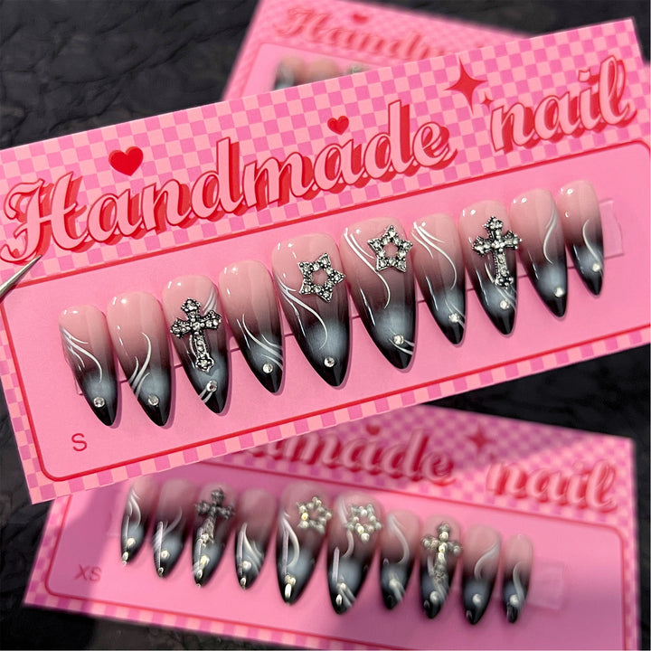 Kunstvolle Stiletto-Nägel mit elegantem Glitzer-Design Karnz