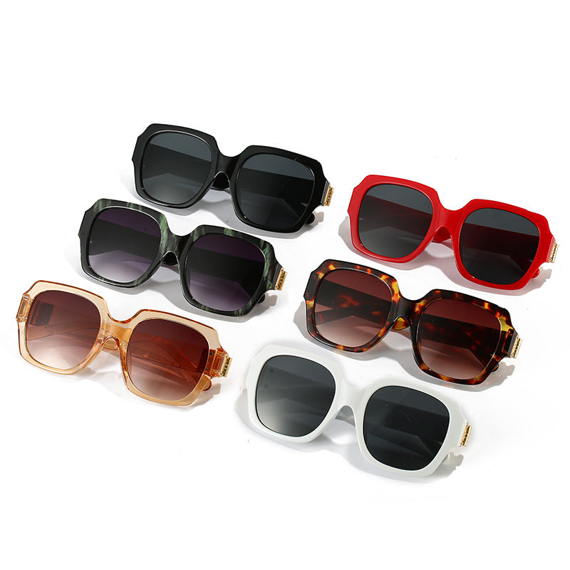 Damen modische oversized Sonnenbrille mit luxuriösen Metallelementen Karnz