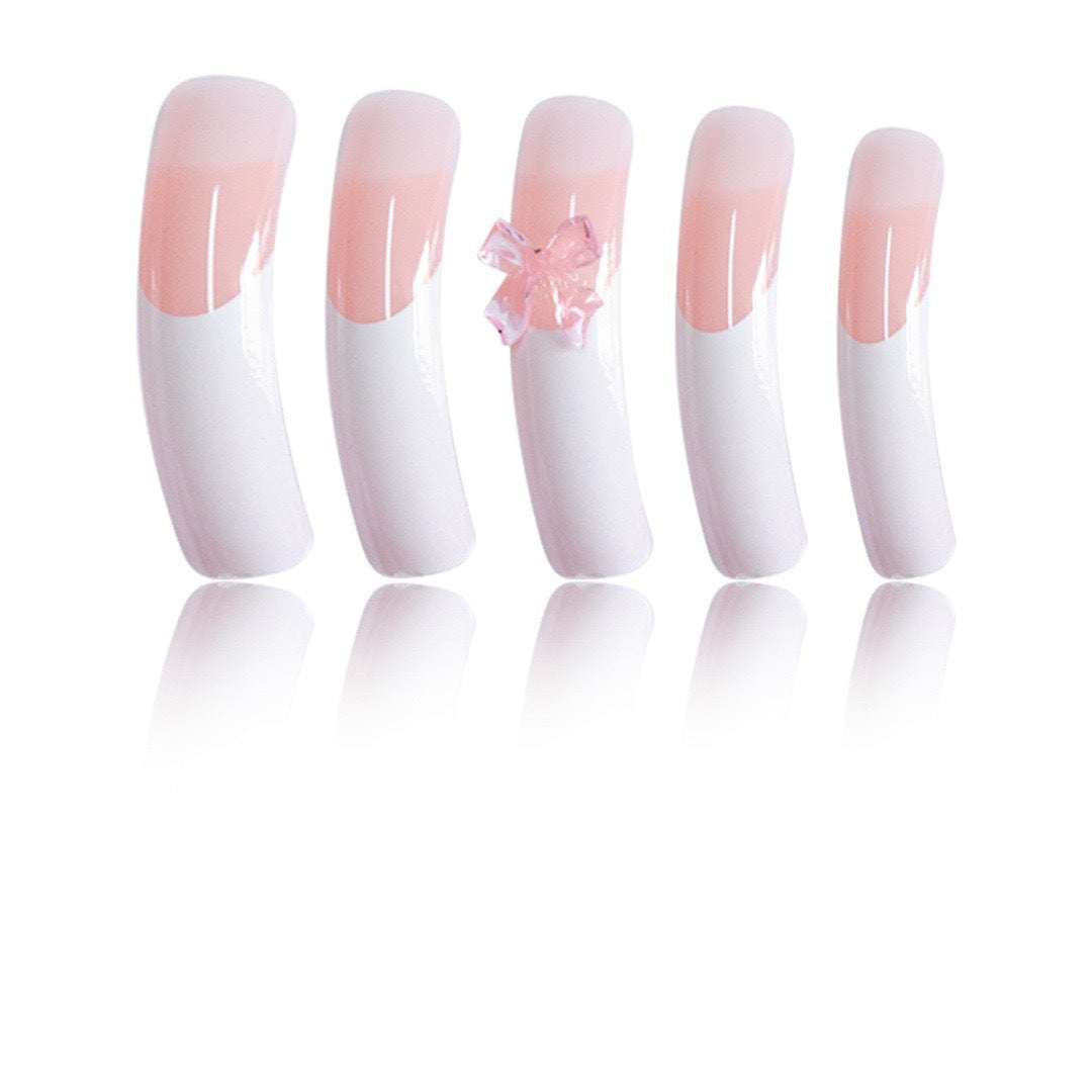 Elegante Nagelkunstverzierungen mit dekorativen Schleifenakzenten Karnz