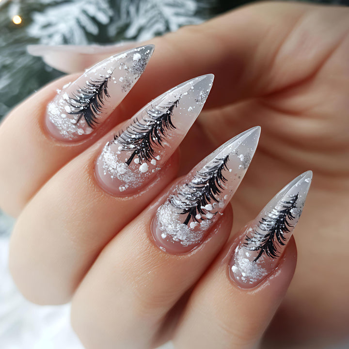Elegante Kunstnägel mit Winterlichem Tannenbaum-Motiv Karnz