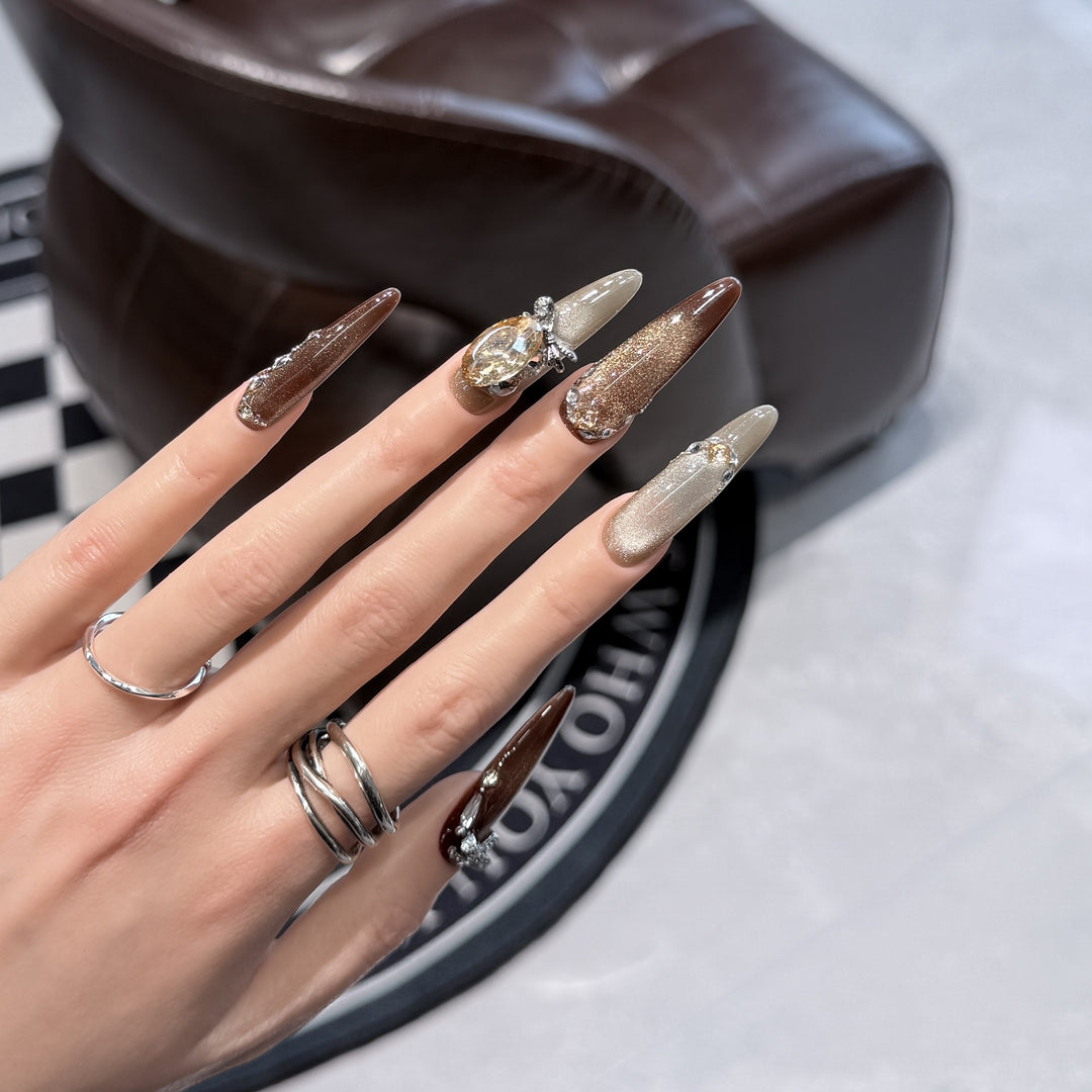 Künstlerisches Stiletto Press-On Nagelset mit Edelsteinakzenten Karnz