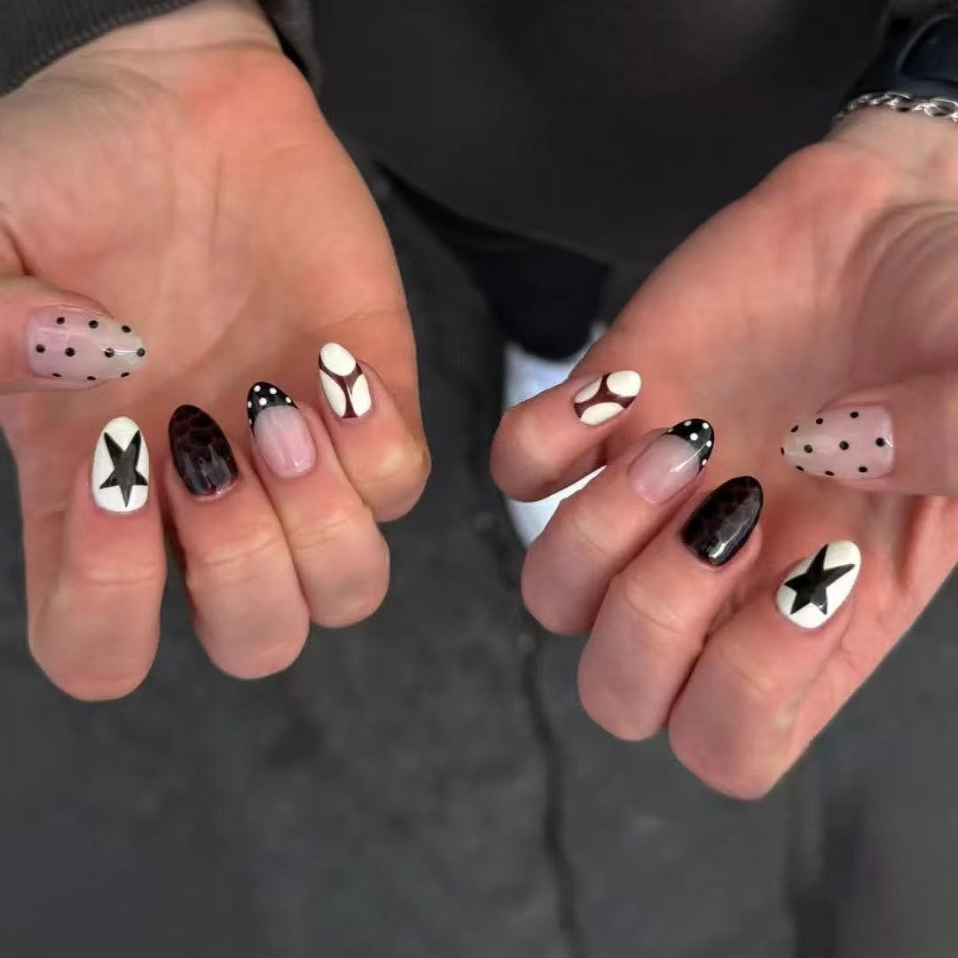 Künstlerisches Nail Art Set mit geometrischen Mustern