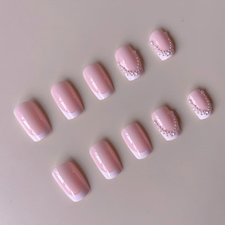 Kunstnagelset mit luxuriösen eleganten Verzierungen Karnz