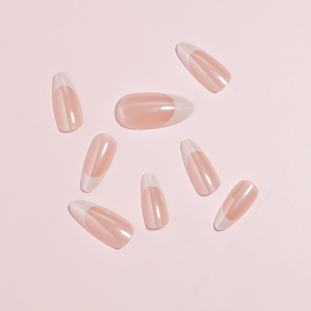 Elegantes French Tip Nagelkunst-Set Karnz