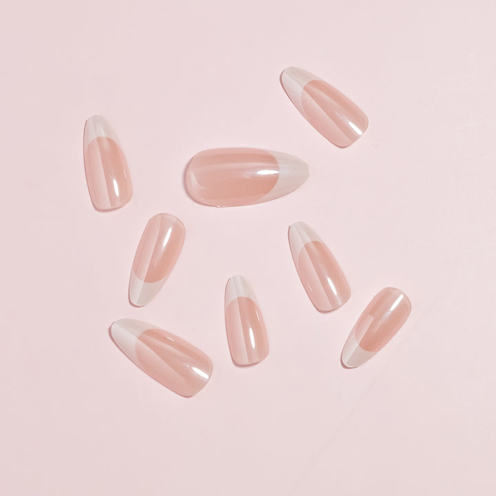 Elegantes French Tip Nagelkunst-Set Karnz